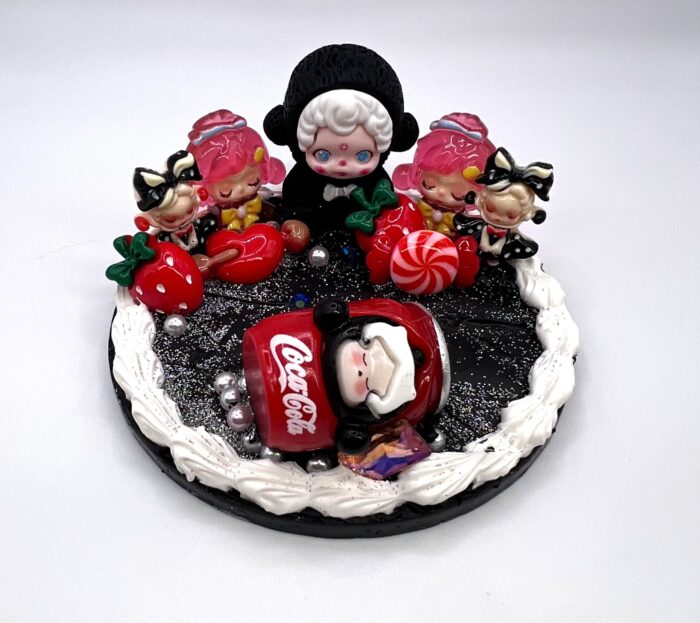 blackskullpandadolphoneholder-ezgif.com-optijpeg Popmart Skullpanda Phone Stand For Desk - Image 1